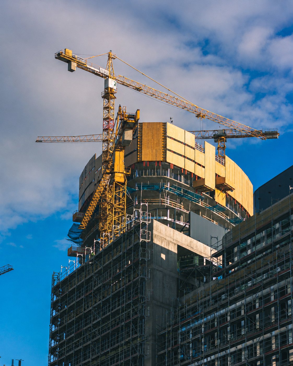 Bâtiment en construction sous échafaudage de façade