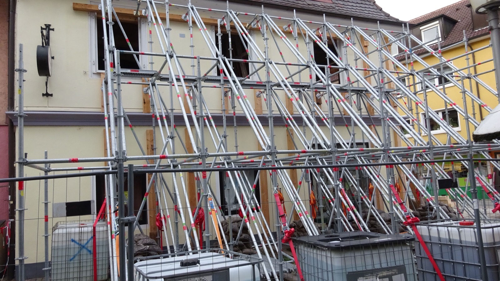 Ouvrages existants maintenus par un échafaudage de contreventement Layher pendant travaux de façade